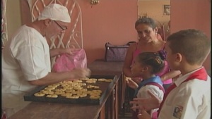 Miguelito regala sus dulces a niños celiacos